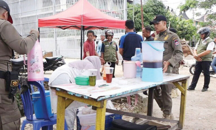 Habis Berjualan, PKL Tinggalkan Dagangan di Lokasi Terlarang 1 PENERTIBAN— Satpol PP terus melakukan pengawasan dan penertiban terhadap Pedagang Kaki Lima (PLK) di sejumlah kawasan. Kamis (14/4), petugas penegak perda melakukan penyisiran di sepanjang jalan Bypass-Aiapacah