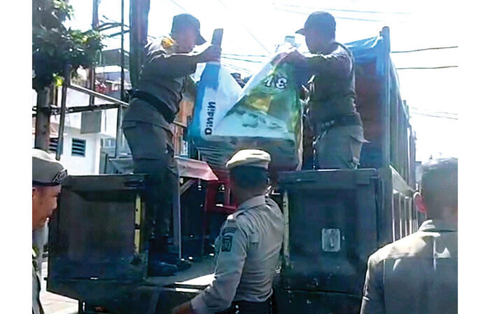 Jualan di Trotoar, Meja, Kursi dan Tendak PKL Diangkut 1 PENERTIBAN PKL— Petugas Satpol PP Kota Padang mengamankan sejumlah meja, kursi hingga tenda milik PKL yang masih berjualan di trotoar dan badan jalan, saat dilakukan penertiban di sejumlah titik di kawasan Padang Timur, Senin (7/7).