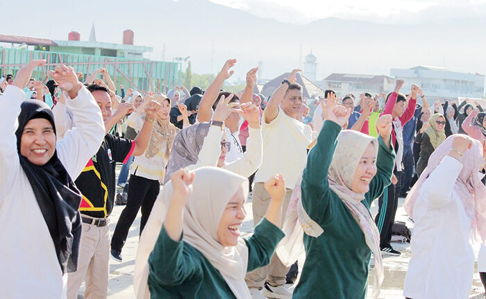 Ribuan ASN Pemko Bersemangat Senam di Fase VII Pasar Raya 1 SENAM BERSAMA— ASN Pemko Padang antusias mengikuti senam bersama yang diadakan di lantai atas Fase VII Pasar Raya Padang, Rabu (9/7) pagi. Senam massal ini menjadi salah satu strategi untuk menarik kunjungan masyarakat ke Fase VII.