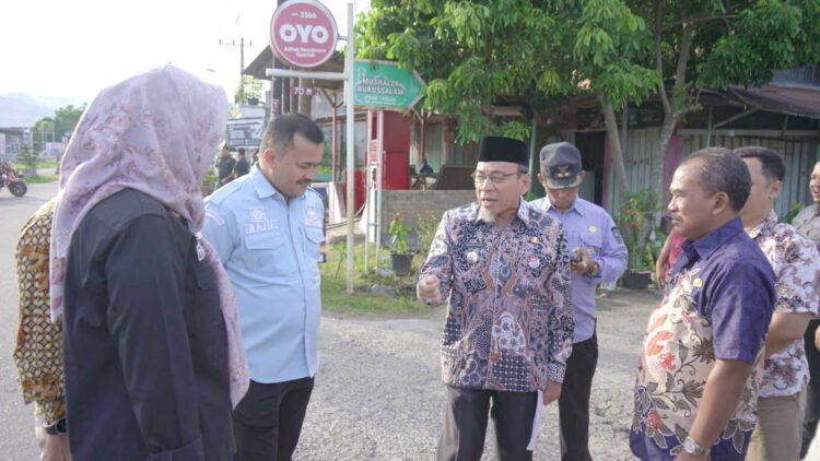 Perbaikan Jalan dan Drainase Kurao Pagang- Maransi Ditargetkan Tuntas 2026 1 PENINJAUAN JALAN— Wakil Wali Kota Padang Maigus Nasir, melakukan peninjauan ke jalan Kurao Pagang dan jalan Maransi, Kamis (10/7). Peninjauan ini dilakukan untuk melihat langsung kondisi eksisting jalan serta sistem drainase yang jadi prioritas perbaikan Pemko Padang.