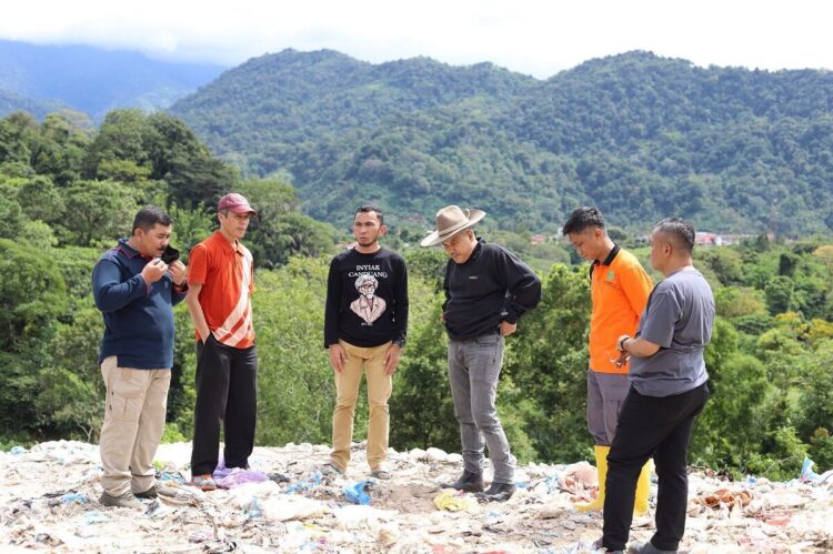 Semakin Penuh, TPAS Sungai Andok Darurat Sampah 1 KONDISI TPA SUNGAI ANDOK—Wakil Wali Kota Padangpanjang, Allex Saputra memantau langsung lokasi TPA Andok, Sabtu (12/7). TPA Sungai Andok diperkirakan hanya mampu menampung sampah selama empat bulan ke depan.
