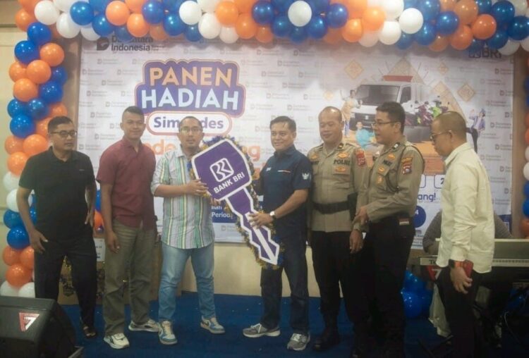 Panen Hadiah Simpedes Bukan Sekadar Acara, Tetapi Wujud Kedekatan BRI dengan Nasabah 1 Hadiah utama Panen Hadiah Simpedes Periode 1 September hingga 28 Februari 2025 berupa 1 unit mobil pick up berhasil dimenangkan nasabah atas nama Rahmawati dari BRI Unit Sungai Limau.
