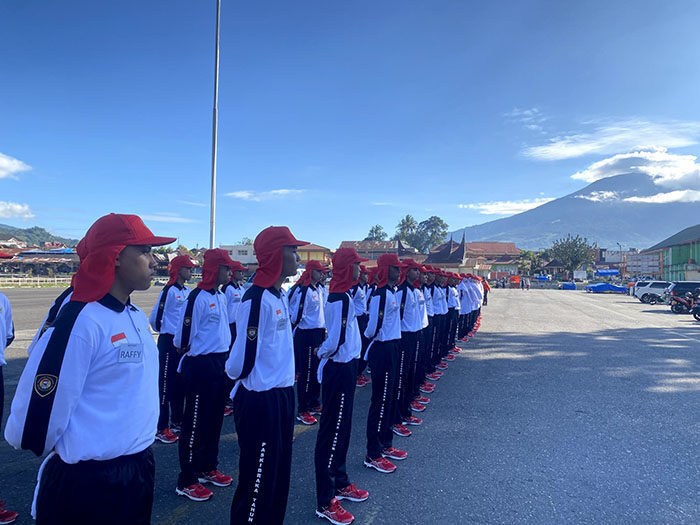 65 Siswa Ikuti Pemusatan Pelatihan Paskibraka 1 PEMUSATAN LATIHAN—Sebanyak 65 siswa-siswi yang terpilih menjadi Calon Pasukan Pengibar Bendera (Paskibraka) melakukan pemusatan pelatihan Paskibraka, di Lapangan Bancalaweh.