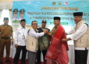 Bangga Akan Kerukunan di Pasaman, FKUB Sibolga Pakaikan Ulos Ke Bupati Pasaman