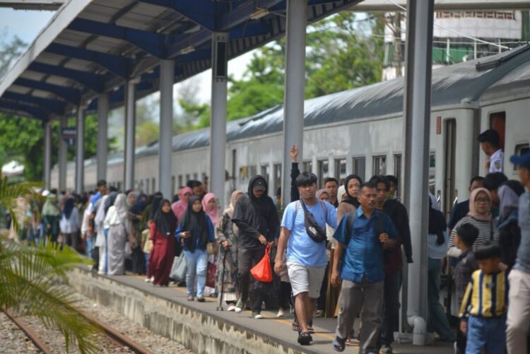 Masa Libur Tahun Baru Islam, Kereta Api Pariaman Ekspres Layani 6.192 Penumpang Sehari 1 Tingginya minat masyarakat menggunakan transportasi KA Pariaman Ekspres di masa libur Tahun Baru Islam 1 Muharram 1447 H dan libur sekolah.