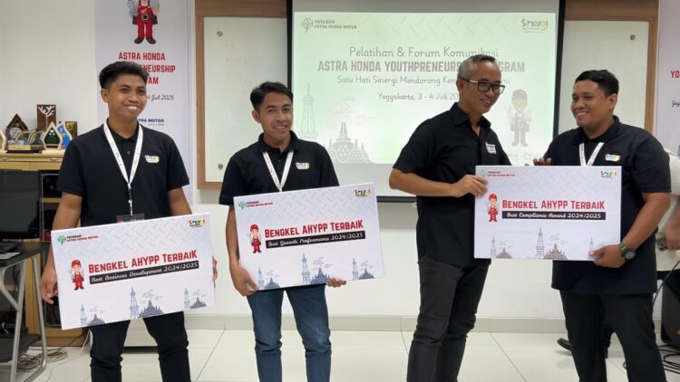 Dorong Ekonomi dan Lapangan Kerja Baru, Yayasan AHM Latih Puluhan UMKM Bengkel Sepeda Motor 1 BERI APRESIASI—Ketua Yayasan AHM, Ahmad Muhibbuddin memberikan apresiasi kepada tiga bengkel UMKM AHYPP.