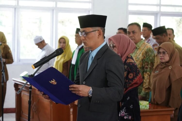 Abdurrahman Hadi Jabat Sekda Tanah Datar 1 PELANTIKAN— Abdurrahman Hadi dilantik sebagai Sekretaris Daerah (Sekda) setelah berhasil menyisihkan kandidat lainnya.