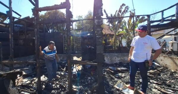 Ngamuk Gegara Tak Diberi Uang Beli Narkoba, Penjual Pulsa Bakar Rumah Orang Tua 1 DIBAKAR— Kondisi rumah yang sengaja dibakar lantaran
anak pemilik mengamuk.