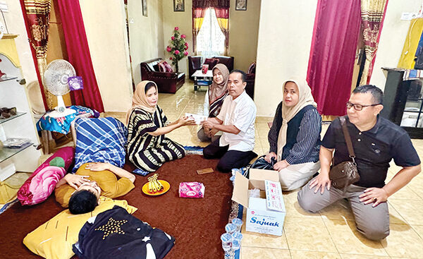 Andre Rosiade Bantu Biaya Pengobatan Pemuda Buta Diduga usai Cabut Gigi di Klinik Pariaman 1 SERAHKAN BANTUAN— Tim Andre Rosiade mendatangi rumah Hengki Syaputra (30), di Korong Koto Tabang, Nagari Lurah Ampalu, Kecamatan VII Koto Sungai Sariak, Kabupaten Padang Pariaman, Kamis (10/7). Andre Rosiade menyerahkan bantuan senilai Rp10 juta.