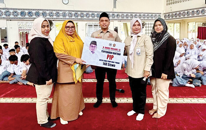 Andre Rosiade Salurkan 148 Beasiswa PIP untuk Siswa SMAN 1 Padang 1 SALURKAN BEASISWA PIP— Wakil Ketua Komisi VI DPR RI dari Fraksi Gerindra Andre Rosiade menyalurkan beasiswa PIP kepada 148 siswa di SMAN 1 Padang. Beasiswa diserahkan langsung oleh tim Andre Rosiade yang diwakili oleh Wakil Ketua DPD Partai Gerindra Sumbar Nurhaida, Wakil Sekretaris DPD Gerindra Sumbar Zulkifli serta Yurna Felda dan Rina Shintya Ningsih (wakil bendahara).