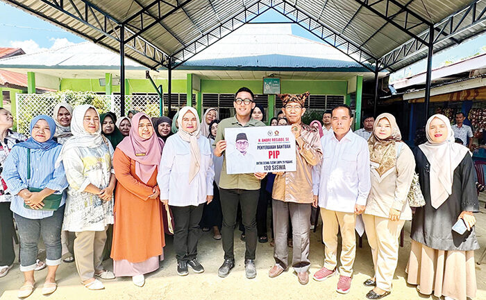 Andre Rosiade Salurkan Beasiswa PIP untuk 120 Siswa SMPN 20 Padang 1 SALURKAN BEASISWA PIP— Wakil Ketua Komisi VI DPR RI Andre Rosiade dan Ketua Komisi II DPRD Kota Padang Rachmad Wijaya, menyalurkan beasiswa PIP dari Kemendikdasmen melalui jalur aspirasi Andre Rosiade, di SMPN 20 Padang, Selasa (22/7).