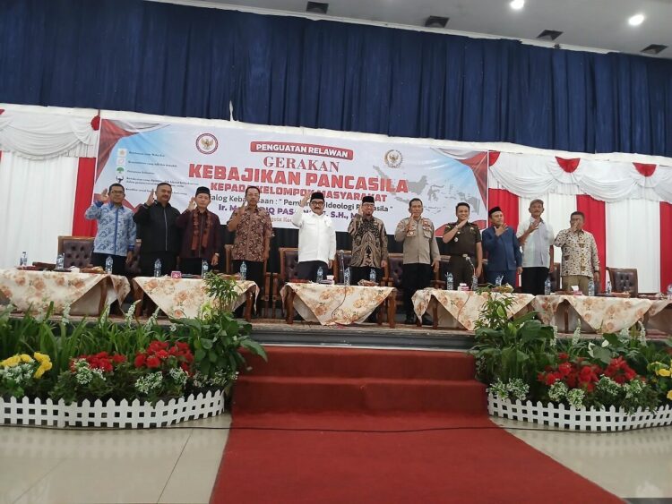 Ir. M. Shadiq Pasadigoe Tegaskan, Pemerintah dan BPIP Harus Serius Tanamkan Pancasila di Tengah Masyarakat 1 Gerakan Relawan Kebajikan Pancasila— Anggota DPR-RI Komisi XIII Ir. M. Shadiq Pasadigoe menghadiri acara Gerakan Kebajikan Pancasila di Batusangkar.