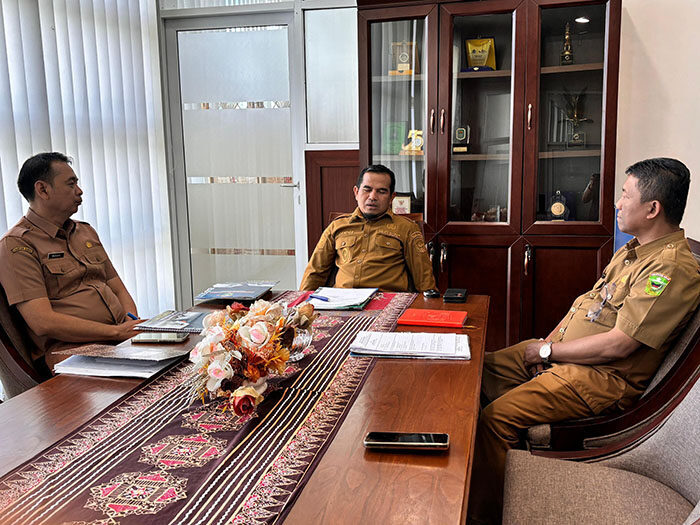 Angka Perceraian ASN Pemkab Solok Meningkat 1 PERMOHONAN PERCERAIAN— Wakil Bupati Solok Candra bersama Sekretaris dan Kabid Pembinaan dan Pemberhentian BKPSDM, Marcos Sophan dan Maiseven YR membahas masaalah meningkatnya permohonan perceraian di kalangan ASN.