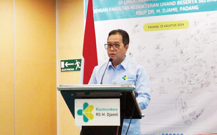 Antisipasi Gempa Megathrust, RSUP M. Djamil Siapkan Simulasi Bencana 1 SOSIALISASI DRILL SIMULASI— Direktur Utama RSUP M. Djamil, dr. Dovy Djanas saat menghadiri sosialisasi drill simulasi bencana di Aula Lantai 4 Poli Rawat Jalan, Senin (30/6).