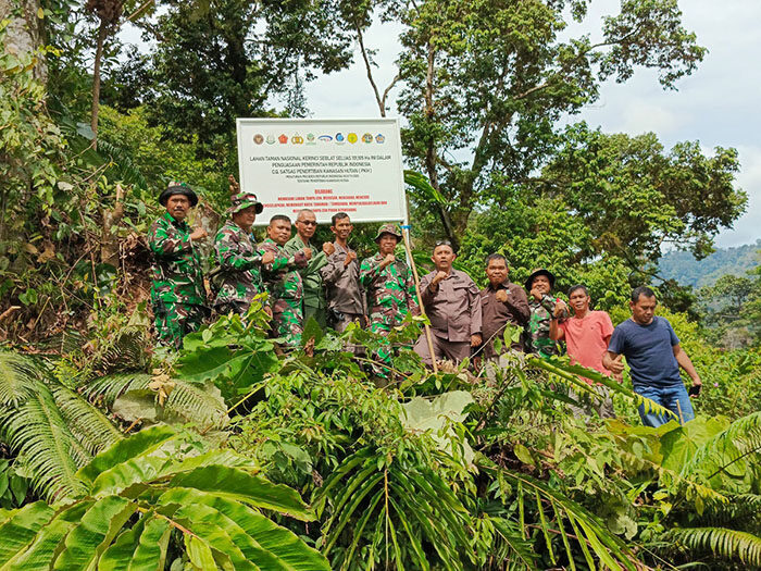 Antisipasi Praktik Ilegal Logging, Tim Gabungan Pasang Patok Batas Hutan di Sako Pessel 1 PATOK BATAS HUTAN— Tim gabungan melakukan pemasangan plang patok titik koordinat yang Telah ditinjau (papan tanda) batas hutan oleh Satgas PKH (Penertiban Kawasan Hutan).