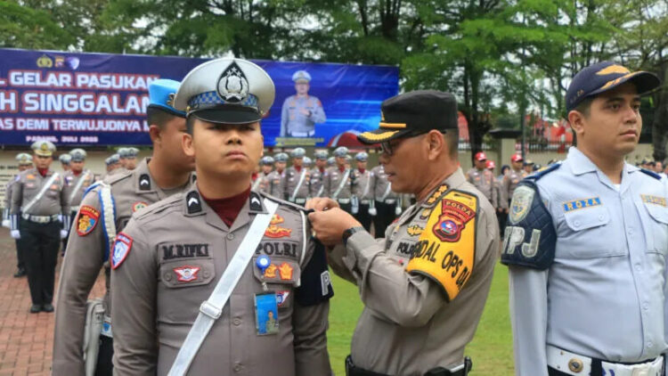 Operasi Patuh Singgalang 2025 Dimulai, Pengendara ‘Bandel’ Siap-siap Kena Tindak 1 APEL— Karo Ops Polda Sumbar, Kombes Pol M Erwin saat memimpin apel gelar pasukan dalam rangka Operasi Patuh Singgalang Tahun 2025 di halaman Polda Sumbar.