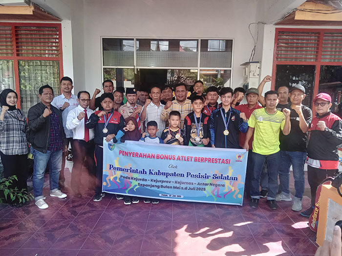 Apresiasi Pejuang Olahraga, Pemkab Pessel Cairkan Bonus Rp73 Juta 1 BONUS ATLET— Pemkab Pessel menyerahkan bonus kepada atlet yang telah mambawa harum nama Kabupeten Pessel di kancah dunia olahraga, Rabu (23/7) di Kantor Disparpora Pessel.