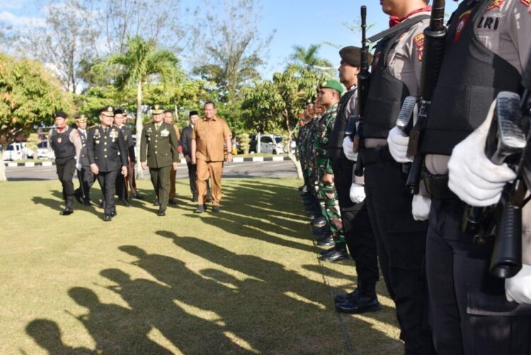 Wako Apresiasi Polres Pariaman di Momen Hari Bhayangkara ke-79 1 PEMERIKSAAN PASUKAN— Wali Kota Pariaman Yota Balad bersama Kapolres Pariaman Kapolres Pariaman AKBP Andreanaldo Ademi, S.H., S.I.K., ikut memeriksan pasukan upacara peringatan Hari Bhayangkara ke-79, Selasa (1/7).