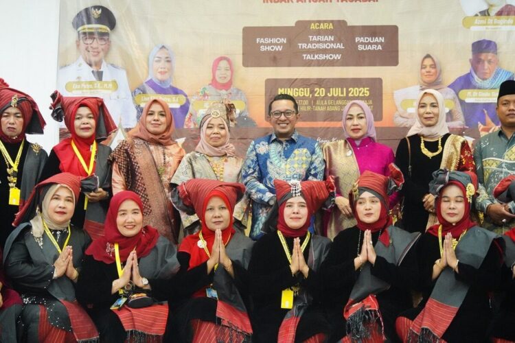 silaturahmi akbar—Bupati Tanah Datar Eka Putra, dan Ketua TP PKK Ny. Lise Eka Putra menghadiri silaturahmi akbar Bundo Kanduang Ikatan Keluarga Perantau Galogandang (IKAPGA) Jaya Jabodetabek, di Aula Gelanggang Remaja, Bendungan Hilir (Benhil) Jakarta, Minggu (20/7).