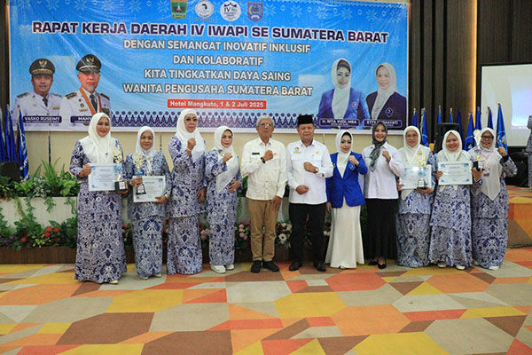 Payakumbuh Tuan Rumah Rakerda IV IWAPI se-Sumbar 1 RAKERDA IWAPI— Asisten II Bidang Ekonomi dan Pembangunan Sekretariat Daerah Kota Payakumbuh, Wal Asri, foto bersama dnegan pengurus IWAPI.