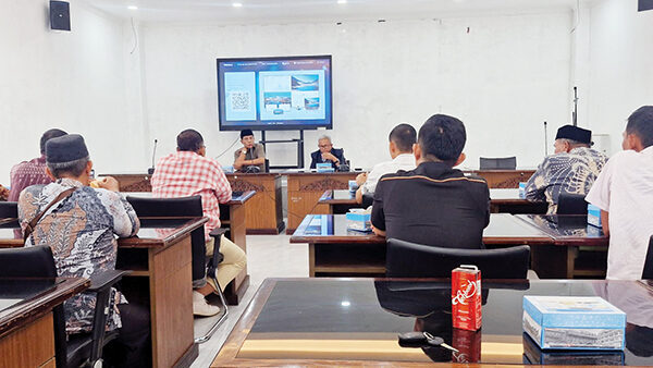 IKSB Sampaikan Aspirasi ke Komisi V DPRD Sumbar, Minta Dukungan Pembangunan Pesantren dan Lapangan Bola 1 AUDIENSI—Ketua Komisi V DPRD Sumbar, Lazuardi Erman didampingi anggota Komisi V, Jempol saat melakukan audiensi dengan Ikatan Keluarga Sunua Badunsanak (IKSB), Kamis ( 10/7).