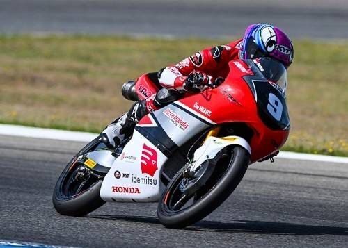 Teruskan Trend Positif di Eropa, Dua Pebalap Astra Honda Hadapi Tantangan Sirkuit Perancis 1 BALAPAN— Pebalap binaan AHRT saat bersaing di arena balap pada ajang JuniorGP World Championship.