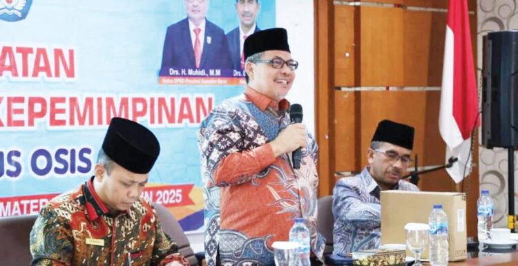 Berikan Motivasi kepada Peserta Bimtek LDK Pengurus OSIS SMK, Ketua DPRD Sumbar Tekankan Integritas dan Semangat Pengabdian 1 BERIKAN MOTIVASI— Ketua DPRD Sumbar, Muhidi saat menjadi narasumber dan motivator dalam Bimtek LDK Pengurus OSIS SMK se-Sumbar Tahun 2025.