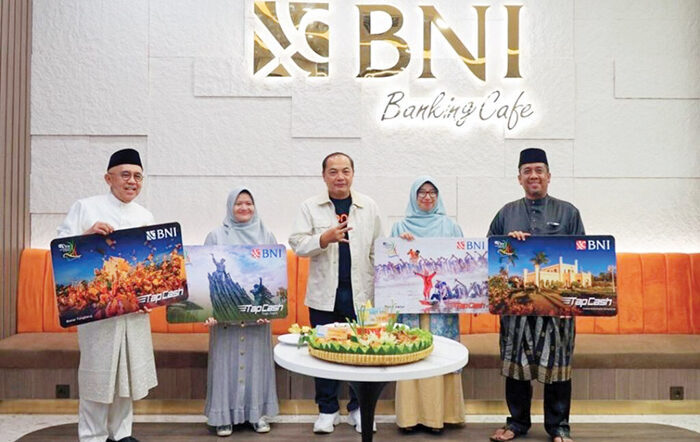 HUT BNI Ke-79, BNI Wilayah 02 Hadirkan Banking Cafe Pertama dan Launching Tapcash Edisi Riau 1 LAUNCHING TAPCASH, BANKING CAFE— RCEO BNI W02 Khairul Salam bersama Andi Rachman, Yunita Andriani (Asisten Direktur Senior), Yuana Nurulita (Wakil Rektor 2 Universitas Riau) dan Ronny Rakhmat (Kepala Dinas Pariwisata Riau), saat peresmian Banking Cafe dan launching Tapcash Edisi Riau, Sabtu (5/7).