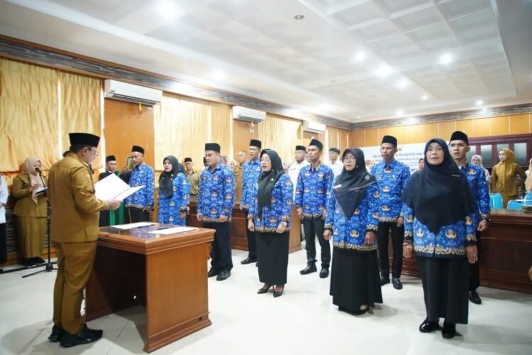 12 PPPK Pemkab Tanahdatar Dilantik 1 PELANTIKAN TENAGA PPPK— Bupati Tanahdatar Eka Putra saat mengambil sumpah jabatan sebanyak 12 PPPK.