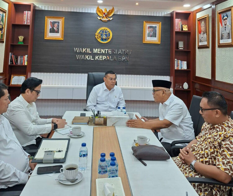 Bupati Pasbar Temui Wamen ATR/BPN Bahas Komplikasi Pertanahan 1 BERTEMU WAMEN— Bupati Pasbar cYulianto, bertemu Wakil Menteri ATR/BPN Ossy Dermawan, di Jakarta, membahas persoalan pertanahan dan melakukan diskusi strategis bersama tim Kementerian ATR/BPN.