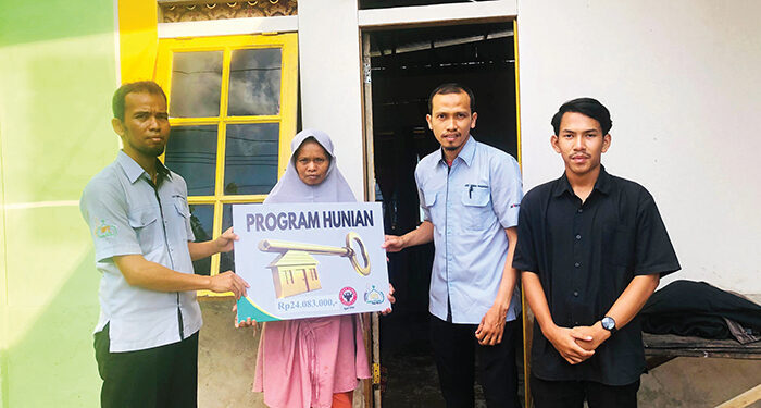 Berkat UPZ Baznas Semen Padang, Novrida Tempati Rumah Layak Huni 1 BEDAH RUMAH LAYAK HUNI— Novrida, warga Binuang Kampung Dalam, Kecamatan Pauh, menerima secara simbolis kunci rumah yang sudah dibedah melalui program Bedah Rumah Layak Huni Baznas Semen Padang, beberapa waktu lalu.