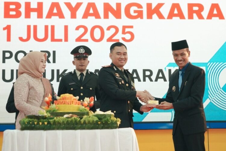 PENYERAHAN TUMPENG— Wakil Bupati Solok Selatan H. Yulian Efi menyerahkan tumpeng kepada Kapolres Solsel AKBP M Faisal Perdana, saat perayaan Hari Bhayangkara ke-79.