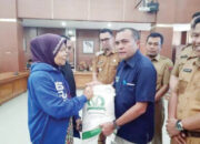 Bulog dan Pemko Bukittinggi Salurkan 98 Ton Beras untuk 4.937 Keluarga