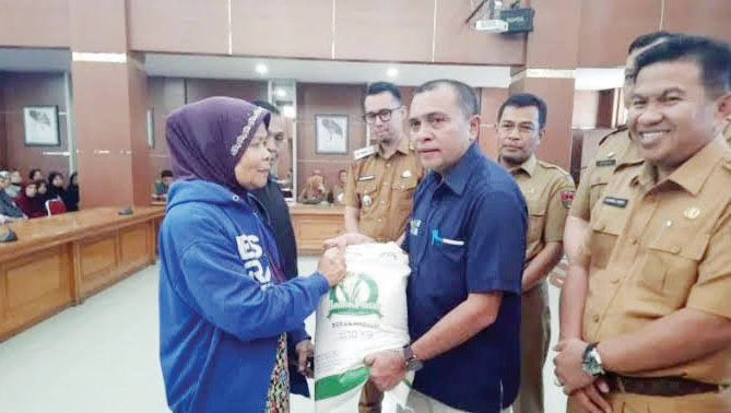Bulog dan Pemko Bukittinggi Salurkan 98 Ton Beras untuk 4.937 Keluarga 1 BANTUAN BERAS— Penyerahan bantuan pangan
untuk memenuhi kebutuhan pokok masyarakat di saat
musim kekeringan.