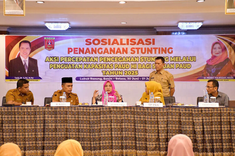 Buka Sosialisasi Penanganan Stunting, Bunda Paud Tekankan Pentingnya Kolaborasi Lintas Sektor 1 SOSIALISASI PENANGANAN STUNTING— Bunda PAUD Kabupaten Agam, Ny. Merry Benni Warlis, membuka secara resmi kegiatan Sosialisasi Penanganan Stunting di Hotel Sakura Syariah, Lubuk Basung, Senin (30/6).