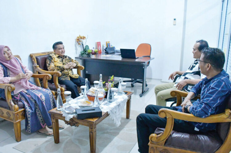 Bupati Agam Ajak Masyarakat Dukung Program Unggulan 100 Hari, Terutama Program Sawah Pokok Murah 1 BERBINCANG— Bupati Agam, Benni Warlis berbincang usai menjadi narasumber dalam talk show “Bupati Agam Blak-Blakan Capaian 100 Hari dan Progul” di Studio Padang TV, Padang, Kamis
(10/7) malam.