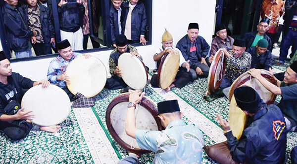 Bupati Agam Berbaur Dalam Harmoni Dikia Rebana di Surau Ka’bah Inyiak Tuah 1 KESENIAN TRADISIONAL—
Bupati Agam, Benni Warlis berbaur bersama warga memainkan kesenian tradisonal dikia rebana di Surau Ka’bah Inyiak Tuah, Nagari Panampuang, Kecamatan Ampek Angkek, Kabupaten Agam, Kamis (3/7) malam.
