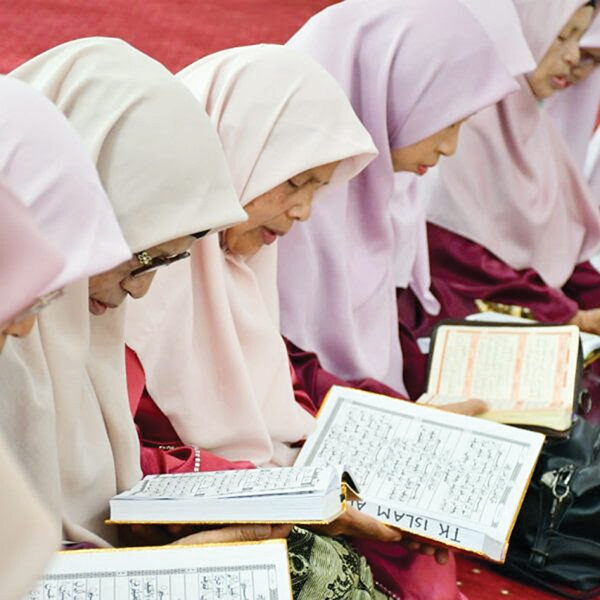 Bupati Agam Dampingi TVRI Sorot Semangat Bangkik Dari Surau di Surau Ka’bah Nyiak Tuah 1 LIPUTAN— Bupati Agam, Benni Warlis mendampingi tim liputan TVRI
Sumatera Barat di Surau Ka’bah Nyiak Tuah, Nagari Panampuang,
Kecamatan Ampek Angkek, Kamis (3/7).