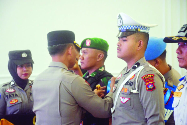 Operasi Patuh S inggalang 2025 Dimulai, Polres Agam Targetkan Turunnya Pelanggaran dan Kecelakaan 1 APEL GELAR PASUKAN— Kapolres Agam, AKBP Muari, memasangkan lencana pananda dimulainya Operasi Patuh Singgalang 2025, Senin (14/7).