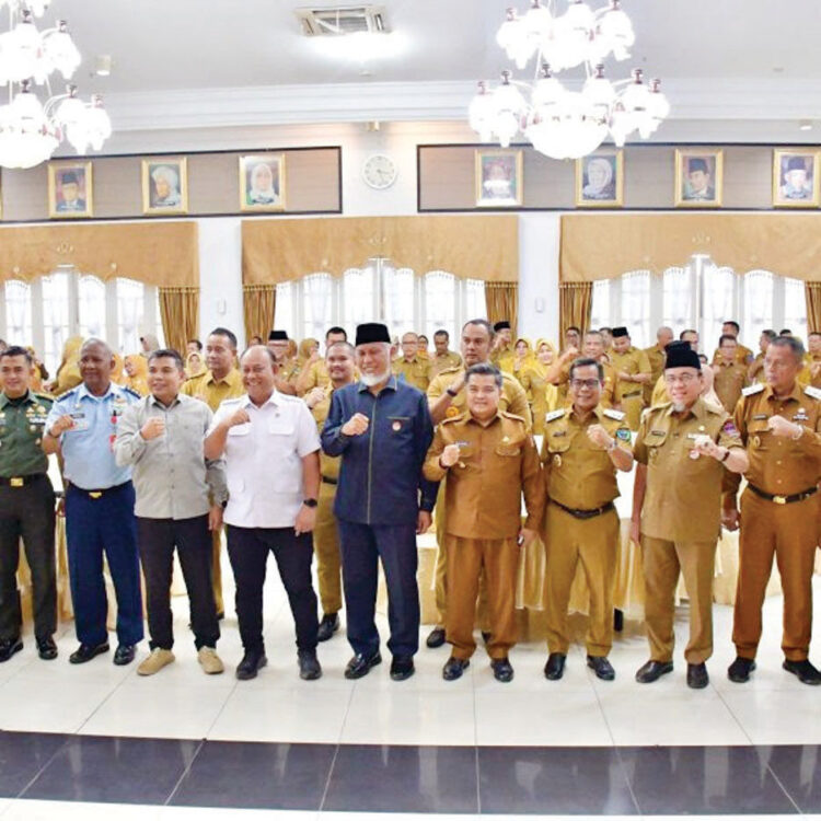 Bupati Agam Dukung Penuh Program Makan Bergizi Gratis Nasional 1 RAPAT KOORDINASI— Bupati Agam, Ir. H. Benni Warlis, MM, Dt. Tan Batuah menghadiri Rapat Koordinasi (Rakor) Pelaksanaan Program Makan Bergizi Gratis Provinsi Sumatera Barat bersama Kepala Badan Gizi Nasional, di Auditorium Istana Gubernur Sumatera Barat di Padang, Selasa (22/7).