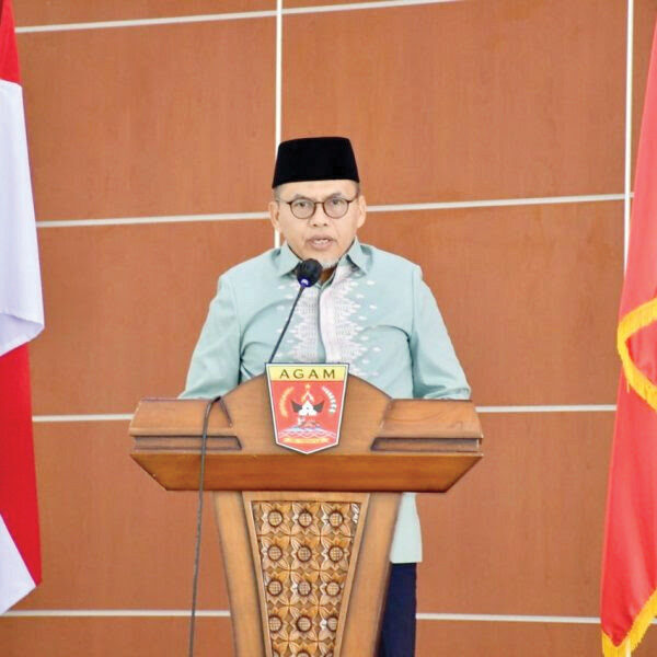 Bupati Agam Hadiri Milad Aisyiyah ke-108, Kukuhkan Pengurus PDNA dan IGABA 1 RESEPSI MILAD AISYIYAH— Asisten II Sekretariat Daerah Agam, Drs. Welfizar, M.Si, CGCAE, menghadiri Resepsi Milad Aisyiyah ke-108 di Balairung Rumah Dinas Bupati Agam, Sabtu (12/7).