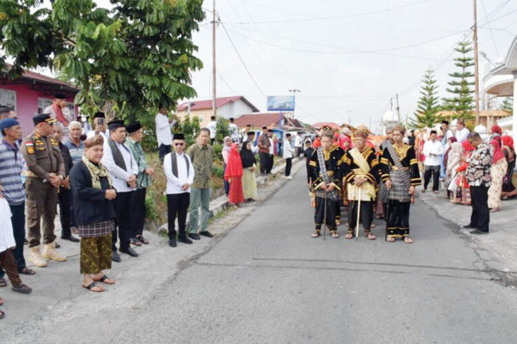 Semarak Alek Batagak Pangulu Suku Tanjuang, Bupati Agam Lepas Arak-Arakan Adat 1 ARAKAN— Bupati Agam, Ir.H.Benni Warlis MM Dt.Tan Batuah, secara resmi melepas arak-arakan alek Batagak Pangulu Suku Tanjuang, di Masjid Assa’adah, Nagari Panampuang, Kecamatan Ampek Angkek, Sabtu (26/7).