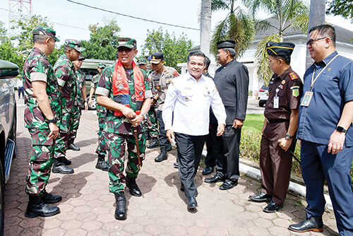 Bupati Agam Perkenalkan SPM, Danrem 032/WBR Berikan Respon Positif 1 KUNJUNGAN SILATURAHMI— Bupati Agam, Benni Warlis menerima kunjungan silaturahmi Danrem 032/Wbr, Brigjen TNI Mahfud
beserta istri, di Rumah Dinas Bupati Agam, Rabu (2/7).