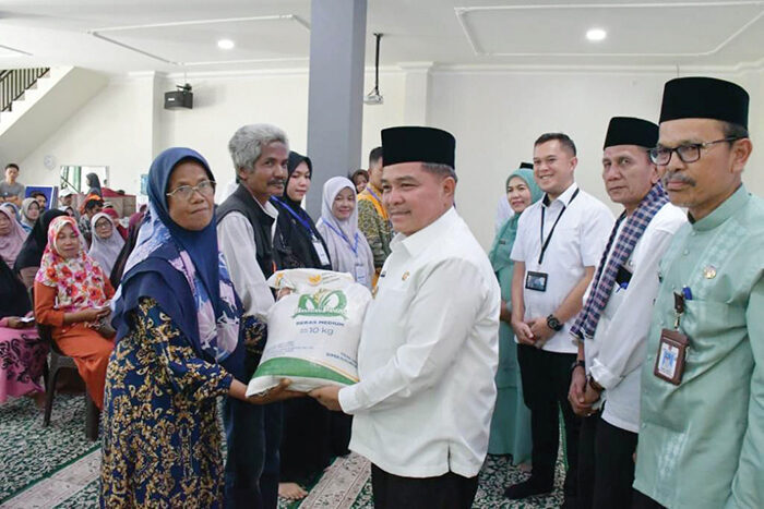 Bupati Agam Resmi Launching Penyaluran Bantuan Pangan Tahun 2025 1 PENYALURAN CBP— Pemkab Agam resmi memulai penyaluran Cadangan Beras Pemerintah (CBP) Tahun 2025 kepada masyarakat rentan.
