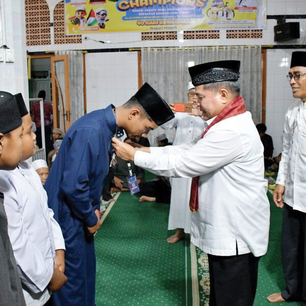 Bupati Agam Launching Program “Sholat Champions”, Bangkitkan Semangat Ibadah dan Disiplin Anak Nagari 1 LAUNCHING— Bupati Agam, Benni Warlis, secara resmi melaunching program “Sholat Champions” dalam rangkaian Nagari Kreatif Hubs Berbasis Masjid: Gerakan Bangkik Dari Surau, yang digelar di Masjid Al Manar, Kecamatan Kamang Magek,
Jumat (4/7).