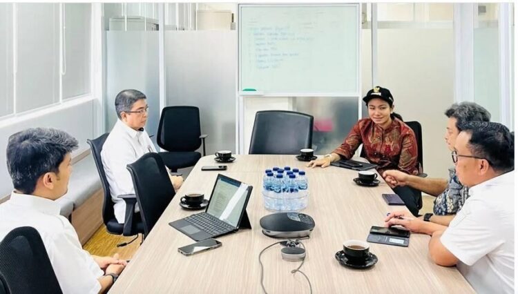 Bupati Dharmasraya Kunjungi Kementerian PKP, Bahas Penataan Permukiman dan Pengentasan Kawasan Kumuh 1 PENATAAN KAWASAN KUMUH— Bupati Dharmasraya Annisa Suci Ramadhani melakukan pertemuan dengan Direktur Jenderal Kawasan Permukiman Kementerian Perumahan dan Kawasan Permukiman (PKP), Fitrah Nur, di Jakarta, Rabu (9/7).