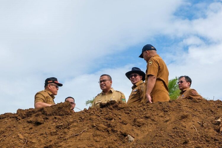 Dukung Progam Presiden RI, Pemkab Tanah Datar Siapkan Lahan untuk Sekolah Rakyat 1 LOKASI SEKOLAH RAKYAT— Bupati Eka Putra saat meninjau langsung proses pengerjaan lahan untuk Sekolah Rakyat bersama Sekda Provinsi Sumatera Barat Ari Yuswandi.