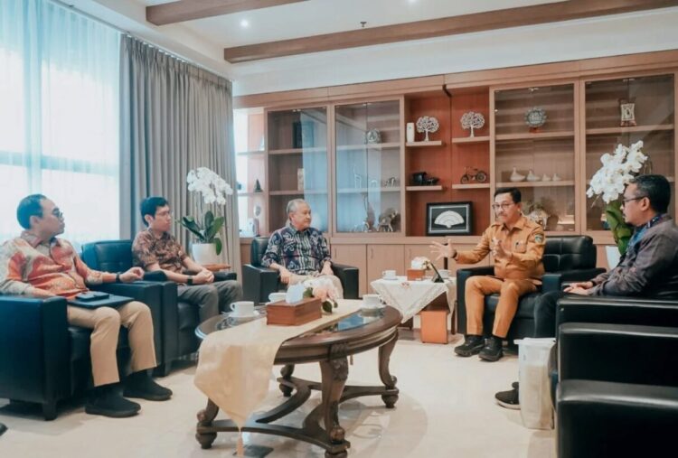 Bupati Khairunas Temui Dirjen Perimbangan Keuangan, Solsel Kekurangan Penyaluran DBH Panas Bumi Capai Rp47 Miliar 1 KEKURANGAN PENYALURAN DBH— Bupati Solsel Khairunas melakukan kunjungan kerja ke Direktorat Jenderal Perimbangan Keuangan (DJPK) Kementerian Keuangan RI, Senin (7/7) lalu. Bupati membahas isu penting terkait kekurangan penyaluran DBH sektor panas bumi, yang menurut catatan mencapai Rp47 miliar.