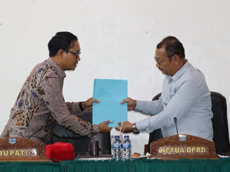 Bupati Mentawai Tanggapi Kritik DPRD Soal Arah Pembangunan 2025-2029 1 SERAHKAN TANGGAPAN PANDANGAN UMUM—Bupati Mentawai Rinto Wardana menyerahkan tanggapan pandangan umum fraksi kepada Ketua DPRD Mentawai Ibrani Sababalat.
