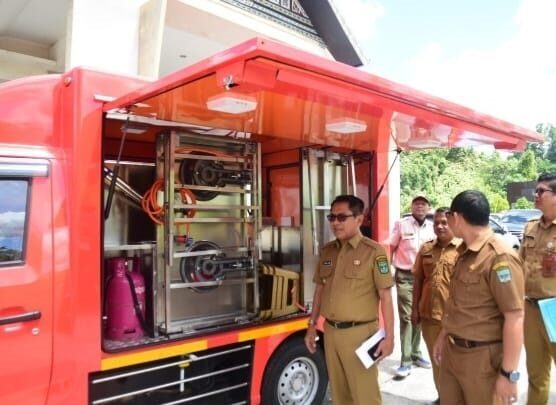 Bupati Padangpariaman Terima Bantuan Mobil Dapur Umum 1 MOBIL DAPUR UMUM— Bupati Padangpariaman John Kenedy Azis saat meninjau mobil dapur umum bantuan BNPB pusat, di halaman Gedung Bapelitbangda Padangpariaman.
